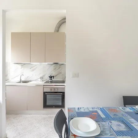 Apartman Bright Flat With Large Balcony, Near